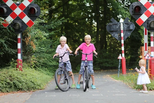 Two boys cycling on bikes — Stock Photo, Image