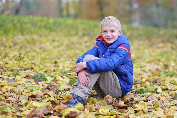 Boy relaxing in the park — Stock Photo, Image