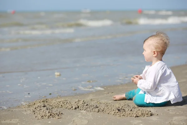 Baby girl gra na plaży — Zdjęcie stockowe