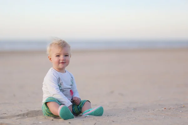 Девочка играет с песком — стоковое фото