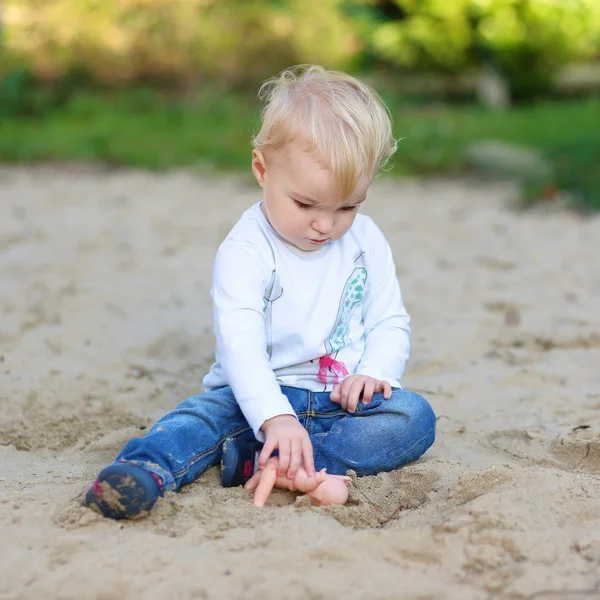 Menina bebê brincando com boneca pequena — Fotografia de Stock