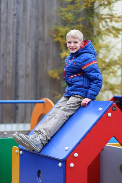 Junge hat Spaß auf dem Spielplatz — Stockfoto