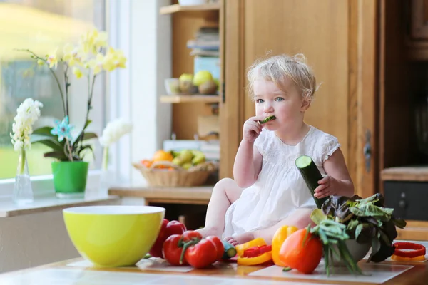 Chica comiendo pepino — Foto de Stock