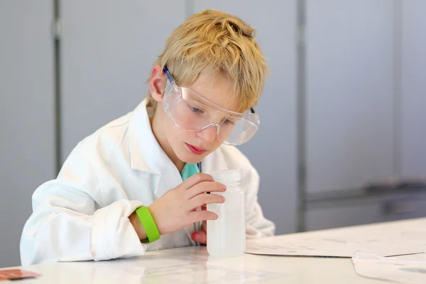 Estudiante haciendo experimentos en el laboratorio químico — Foto de Stock