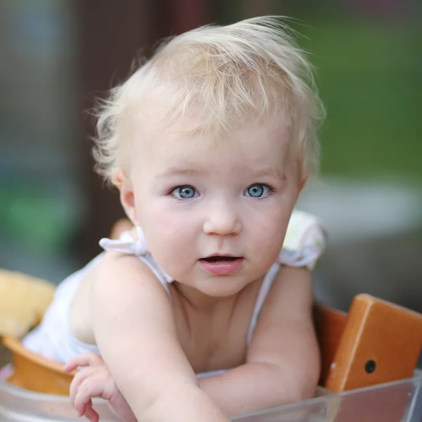 Teras sandalyede oturan kız bebek — Stok fotoğraf