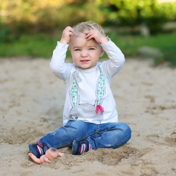 Meisje van de baby spelen met kleine pop — Stockfoto