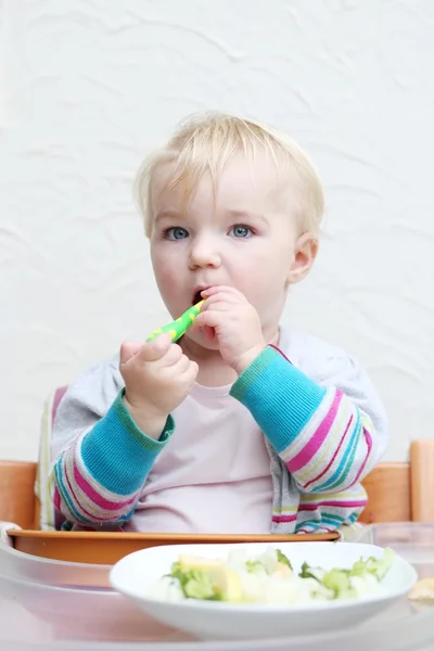 Menina comendo frutas frescas e vegetais — Fotografia de Stock