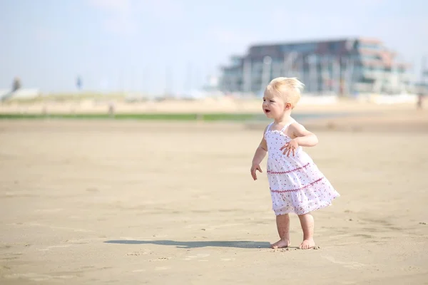 Bebê menina andando em uma longa praia de areia — Fotografia de Stock