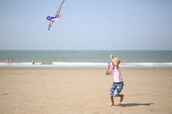 Menino correndo em uma praia de areia — Fotografia de Stock