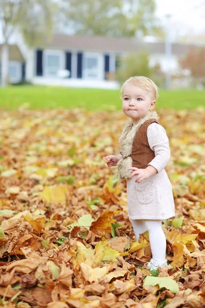 Meisje speelt in de tuin — Stockfoto