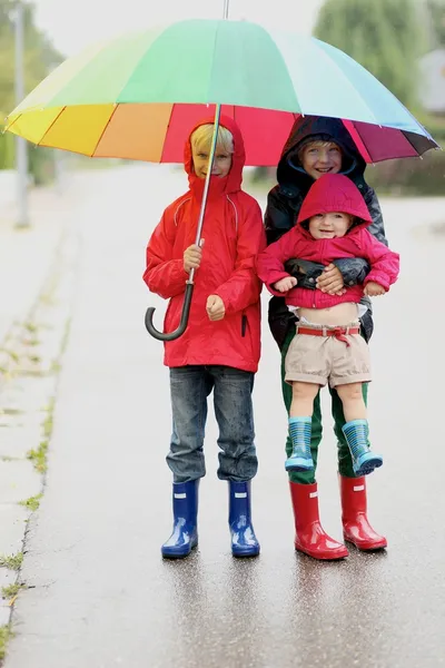 Hermanos con hermana caminando por la calle — Foto de Stock