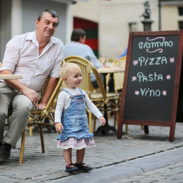 Far och hans dotter i italienska café — Stockfoto