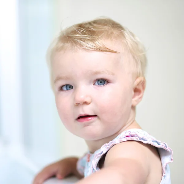 Blond meisje van de baby of peuter — Stockfoto