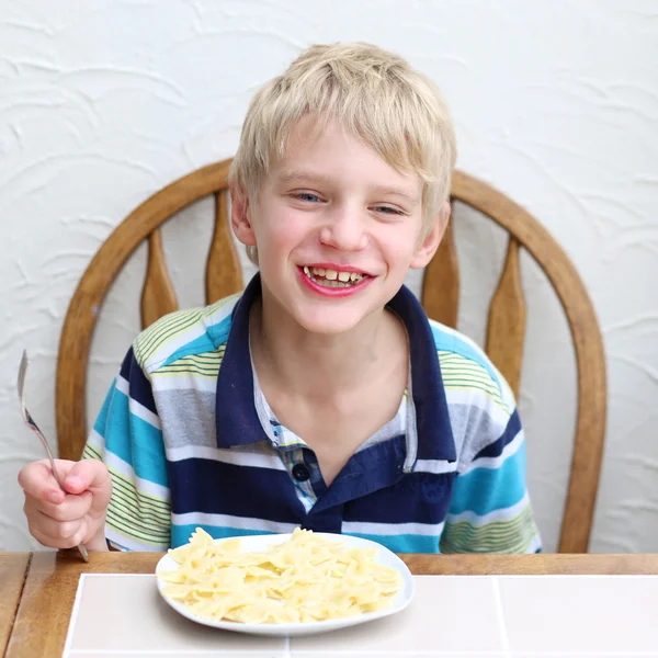 Jongen farfalle pasta eten — Stockfoto