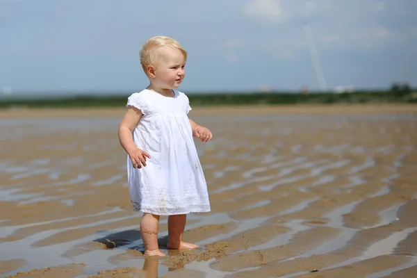 Девушка ходит по песчаному пляжу — стоковое фото