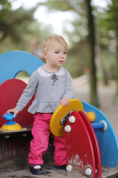 Bebê menina se divertindo no playground — Fotografia de Stock