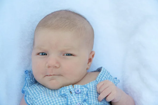 Babymeisje met grappige uitdrukking op haar gezicht — Stockfoto