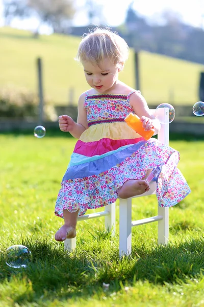 Girlplaying med såpbubblor — Stockfoto