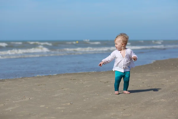 Meisje van de baby wandelen langs het water — Stockfoto