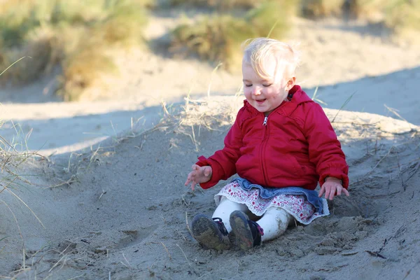 Девочка играет на мирном пляже — стоковое фото
