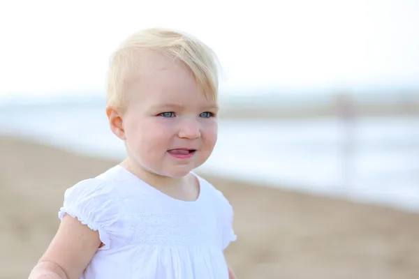 砂浜のビーチの上を歩いての女の赤ちゃん — ストック写真