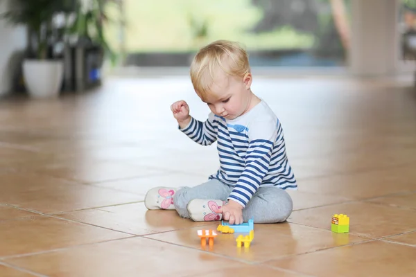 Bebé niña jugar con ladrillos de plástico — Foto de Stock