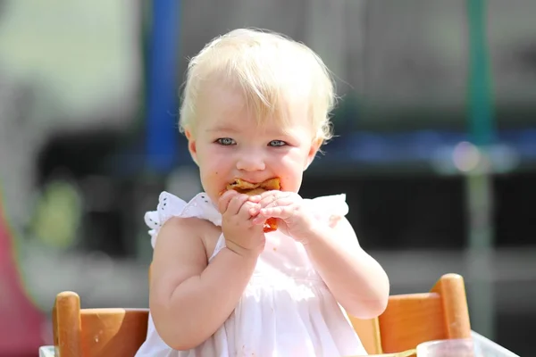 Menina bebê comendo pizza deliciosa — Fotografia de Stock