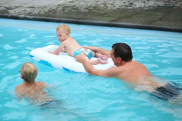 Vader en dochter en zoon in een zwembad — Stockfoto