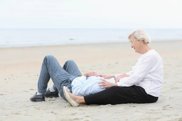 Senior milující pár při pohledu na oceán — Stock fotografie