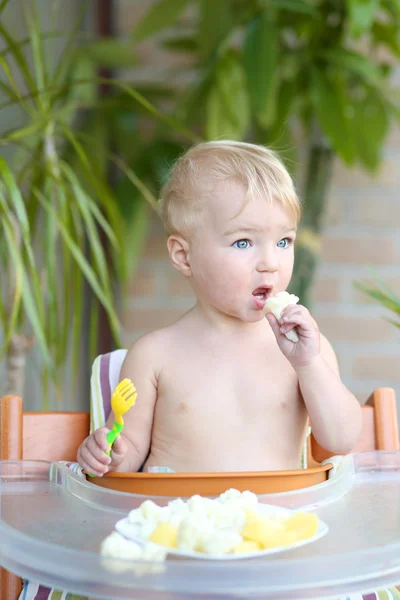 Menina comendo frutas frescas e vegetais — Fotografia de Stock