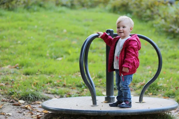 Bambina cavalcando su giostra allegra-go-round — Foto Stock