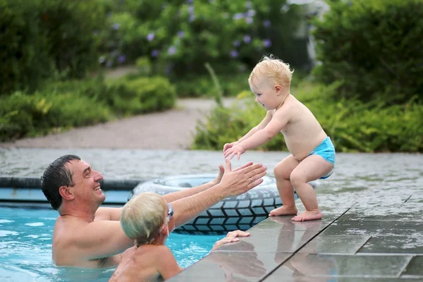 Padre jugando con niños en la piscina al aire libre —  Fotos de Stock