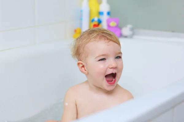Tjej att ha kul i badet — Stockfoto