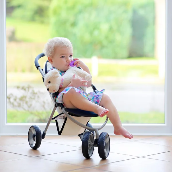 Menina brincando com brinquedo de cachorro — Fotografia de Stock