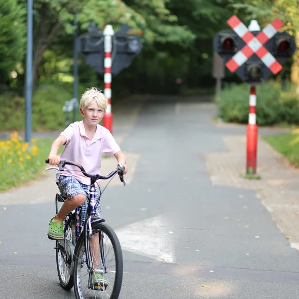 Pojke cykling efter skolan på cykel — Stockfoto