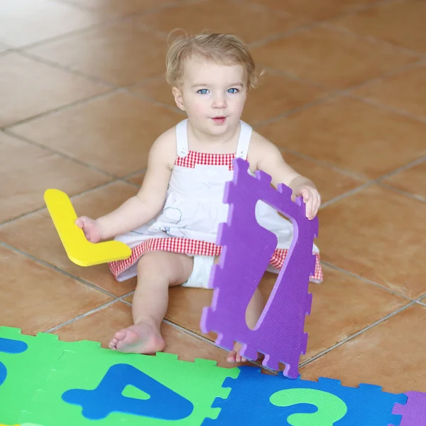 Mädchen spielt mit bunten Zahlen Puzzles — Stockfoto