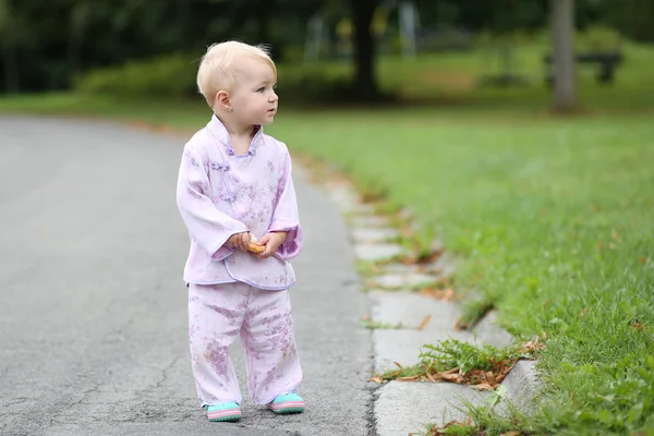 Baby flicka i blomma kimono — Stockfoto