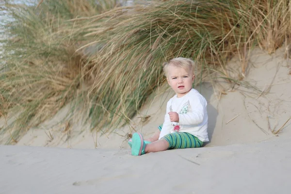 Иaby girl playing in the dunes on the beach — Stock Photo, Image