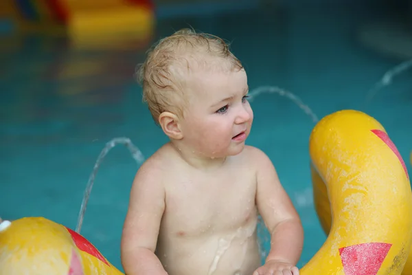 Bebé de pie en la piscina de niños — Foto de Stock