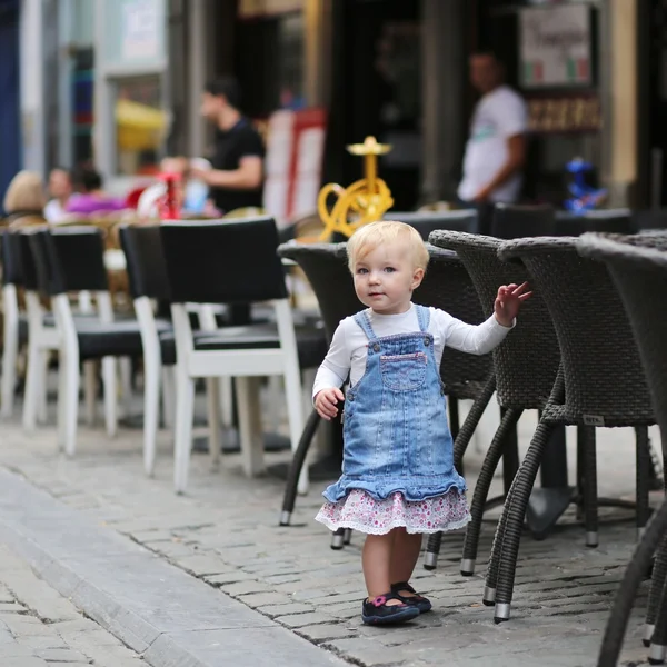 Baby girl walking in a center of big city — Stock Photo, Image