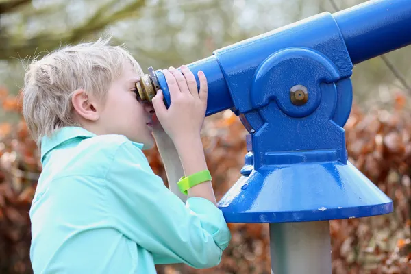 Skola pojke tittar genom teleskop — Stockfoto