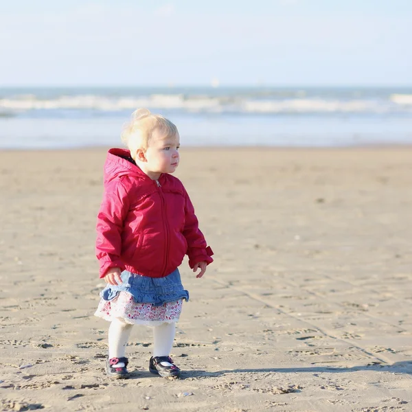 宝贝女孩走在沙滩上 — 图库照片