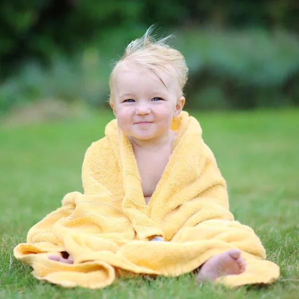 Eğleniyor bebek yeşil çimenlerin üzerinde oturan — Stok fotoğraf