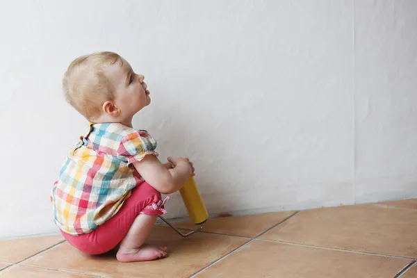 Baby flicka håller målning rulle — Stockfoto