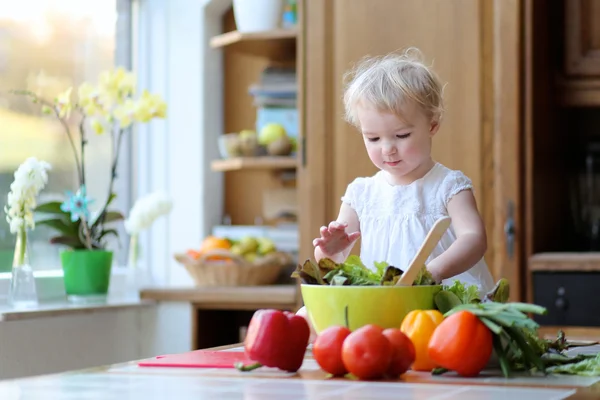 Meisje mengen groenten in de kom — Stockfoto