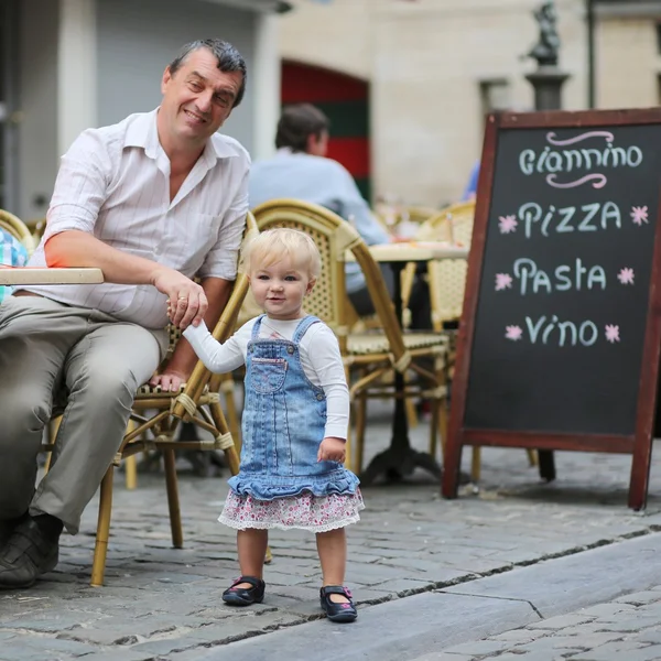 Padre y su hija en la cafetería italiana —  Fotos de Stock