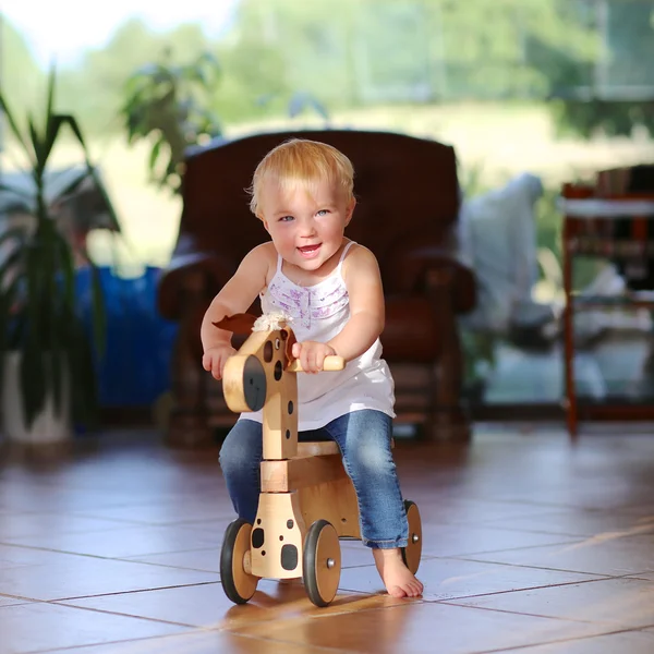 Meisje van de baby leren om het evenwicht op haar eerste fiets — Stockfoto