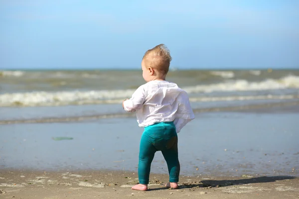 下一步站在海滩上的水的女孩 — 图库照片