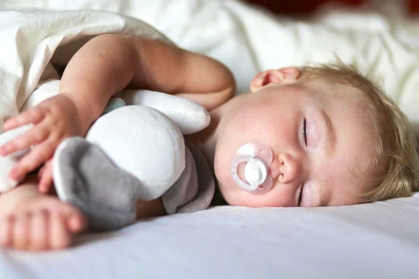 Toddler sleeping in bed during the day — Stock Photo, Image