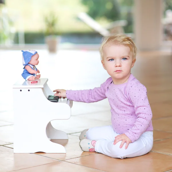 Baby girl plays piano — Stock Photo, Image